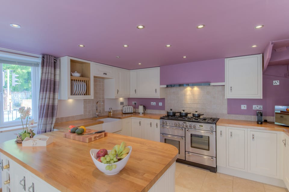 Luxury Cottage, 3 Bedrooms, Kitchen, Beachside | Private kitchen | Fridge, microwave, oven, stovetop