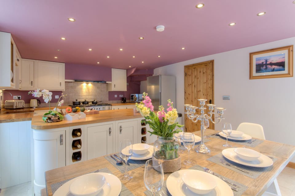 Luxury Cottage, 3 Bedrooms, Kitchen, Beachside | In-room dining