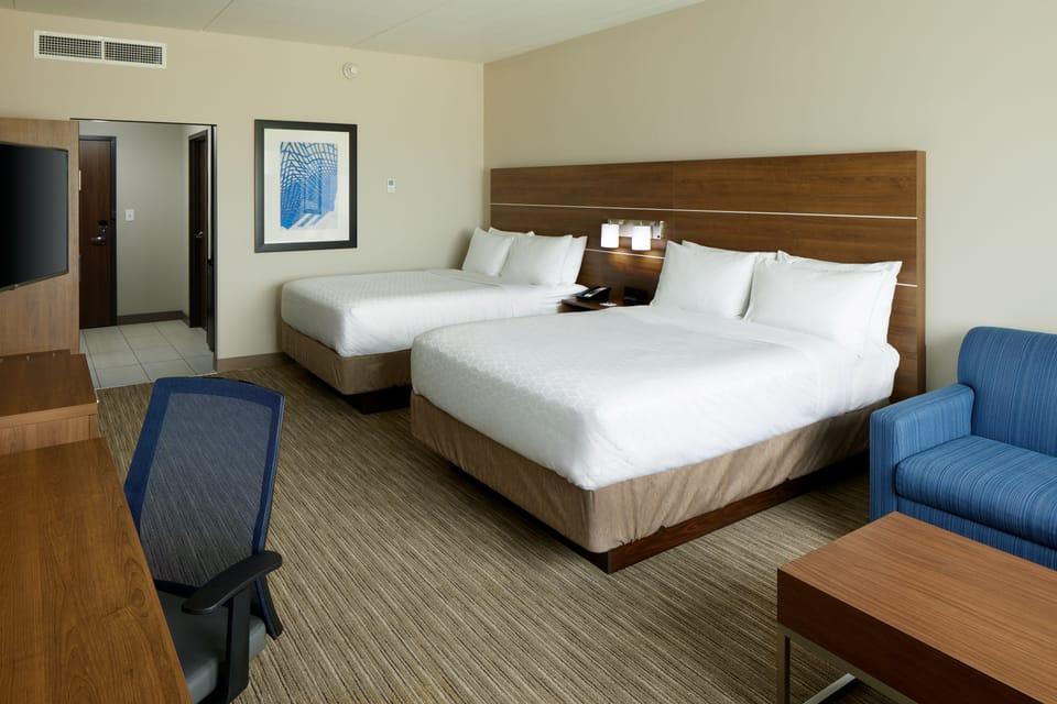 Hypo-allergenic bedding, down comforters, in-room safe, desk