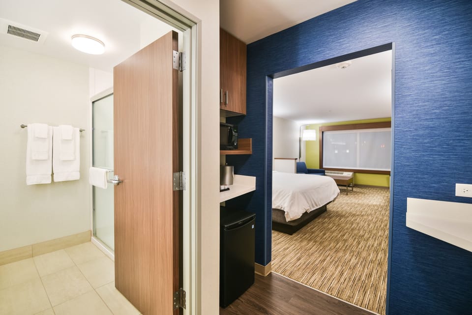 Premium bedding, in-room safe, desk, blackout drapes