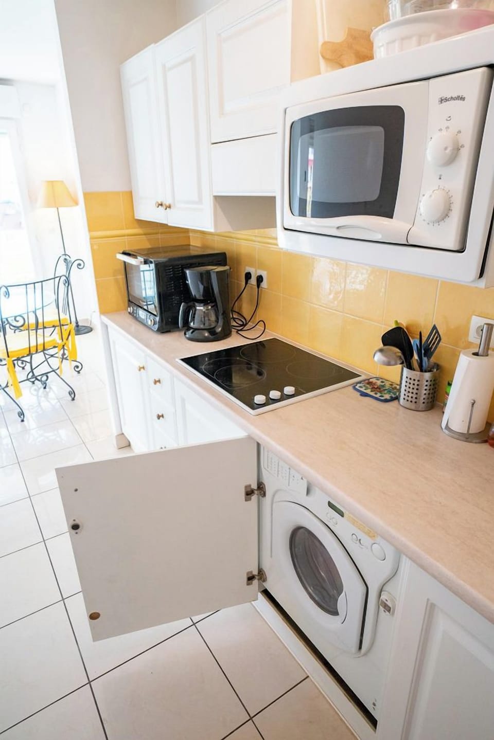 Kitchen with clothes washer
