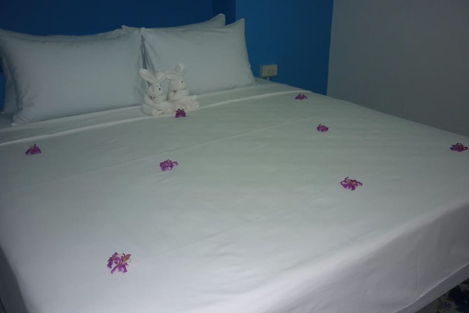 Deluxe Room | Minibar, rollaway beds, free WiFi, bed sheets