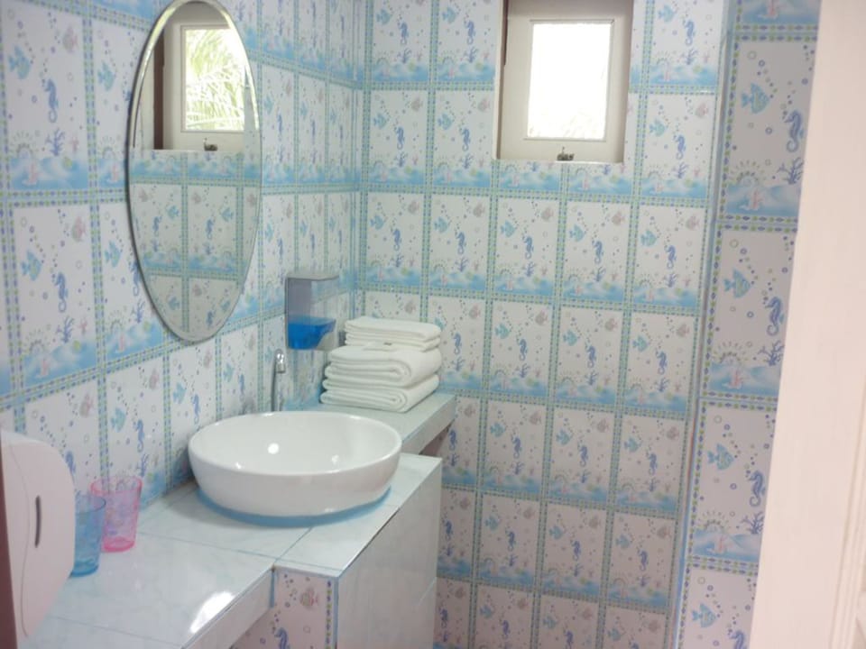 Deluxe Room | Bathroom | Shower, free toiletries, hair dryer, slippers