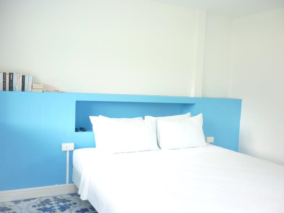 Deluxe Room | Minibar, rollaway beds, free WiFi, bed sheets