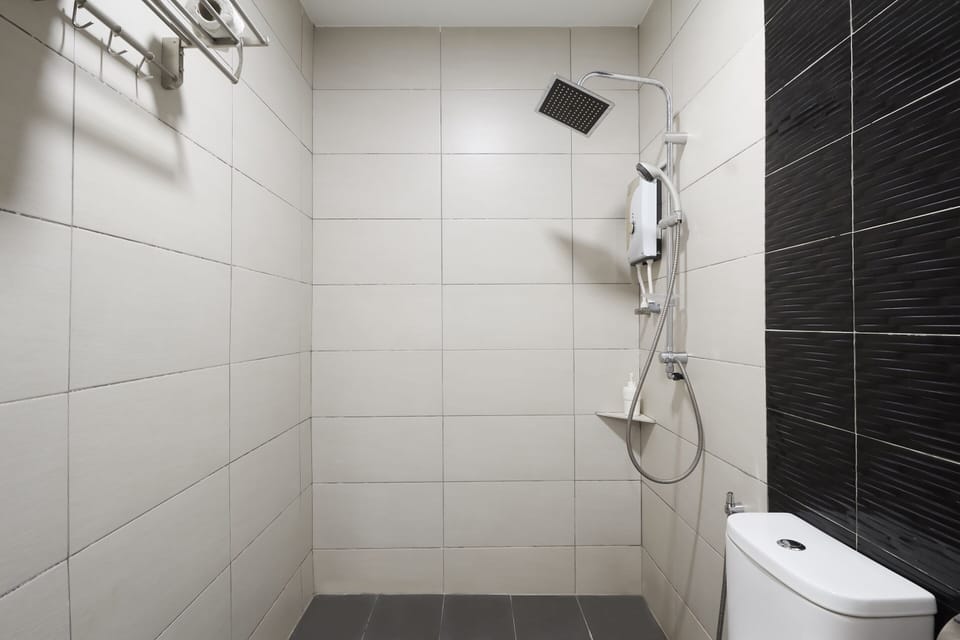Deluxe Double Room (Deluxe) | Bathroom | Shower, free toiletries, hair dryer (on request), towels