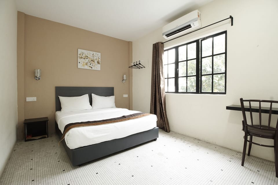 Deluxe Room (Window) | Desk, soundproofing, iron/ironing board (on request), WiFi (free)