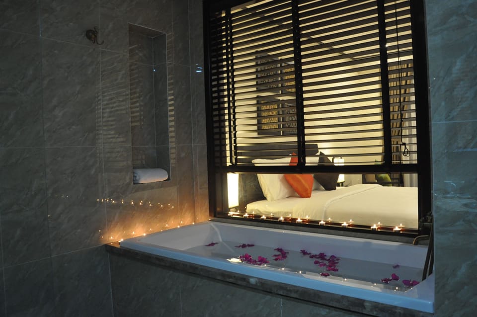Deluxe Double or Twin Room, Balcony, River View | Deep soaking bathtub