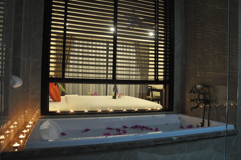 Deluxe Double or Twin Room, Balcony, River View | Bathroom | Free toiletries, hair dryer, bathrobes, slippers