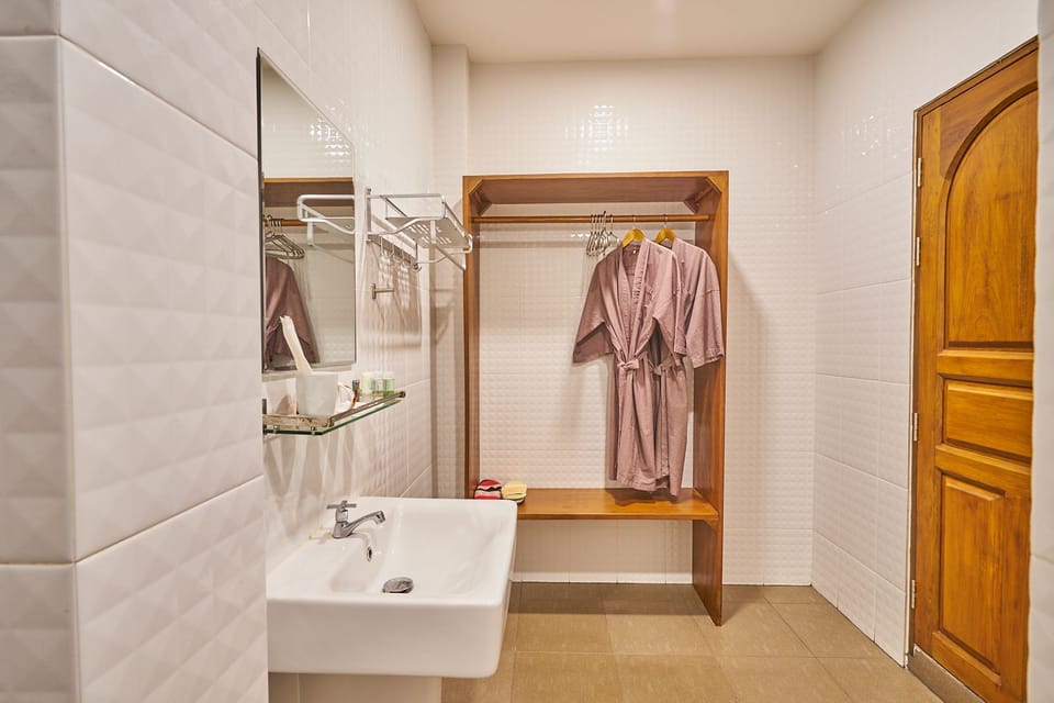 Deluxe Room, 1 King Bed, Garden View, Garden Area | Minibar, desk, rollaway beds, free WiFi