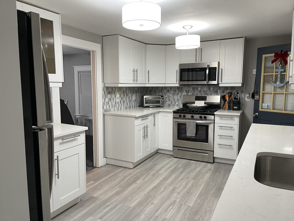 New (2020) flooring, SS appliances, countertops, backsplash.