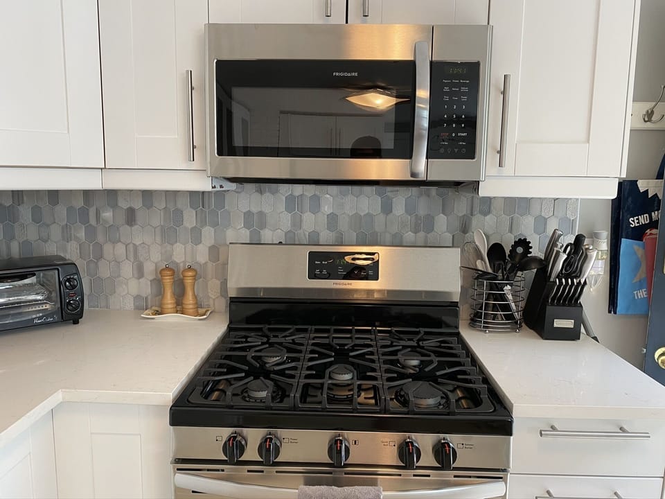 Newly renovated kitchen with gas stove (June '20).