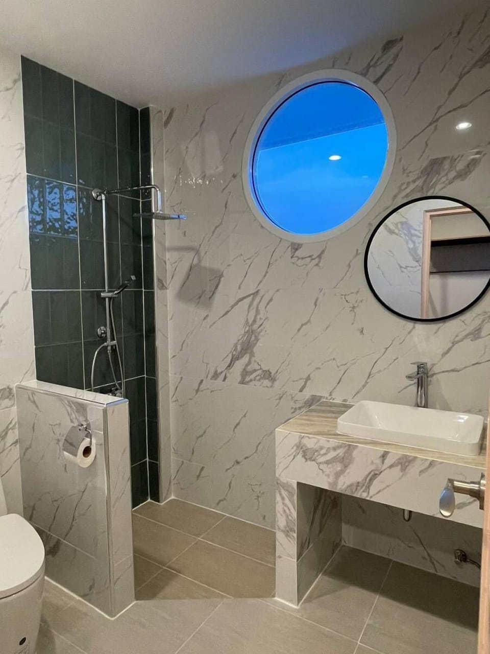 Executive Double Room | Bathroom | Shower, free toiletries, hair dryer (on request), slippers