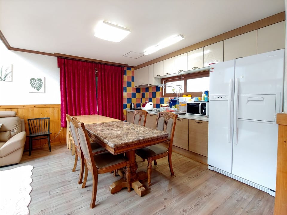 Family Room (165m2) | Private kitchen | Fridge, microwave, electric kettle, rice cooker