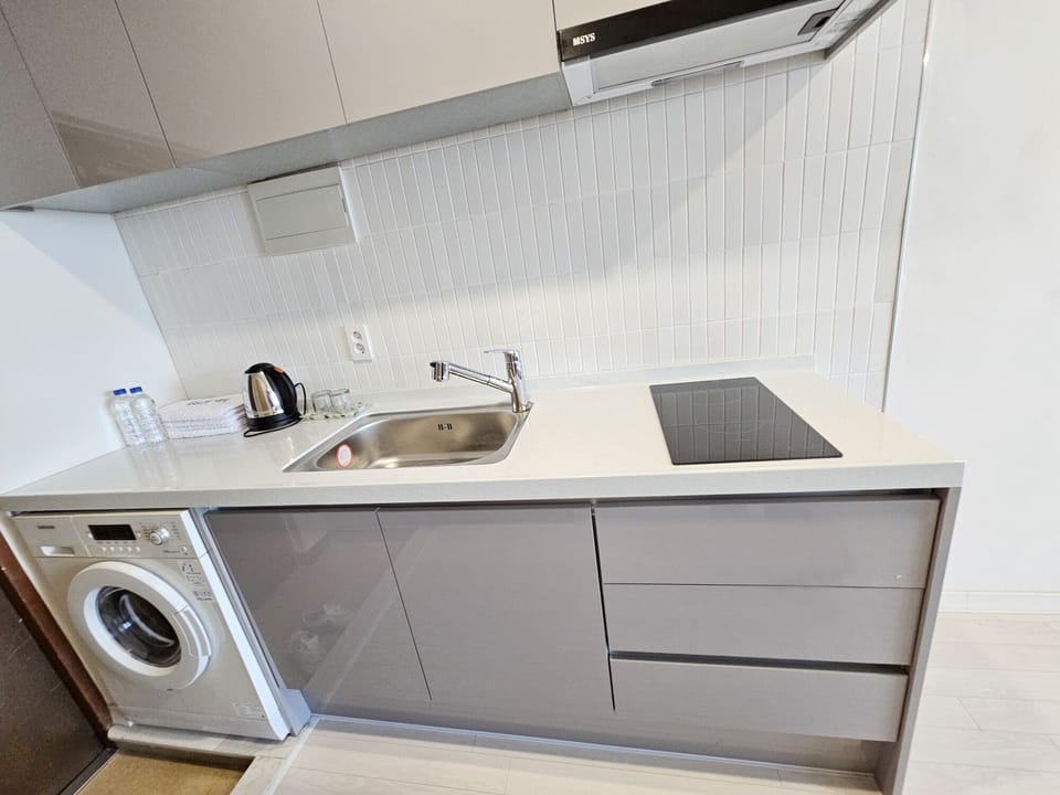 12 Ping Suite | Private kitchen | Fridge, microwave, rice cooker, cookware/dishes/utensils