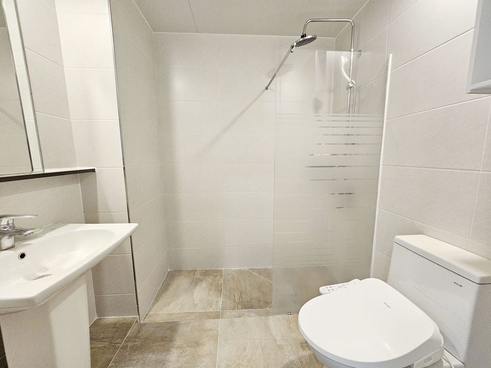 12 Ping Suite | Bathroom | Shower