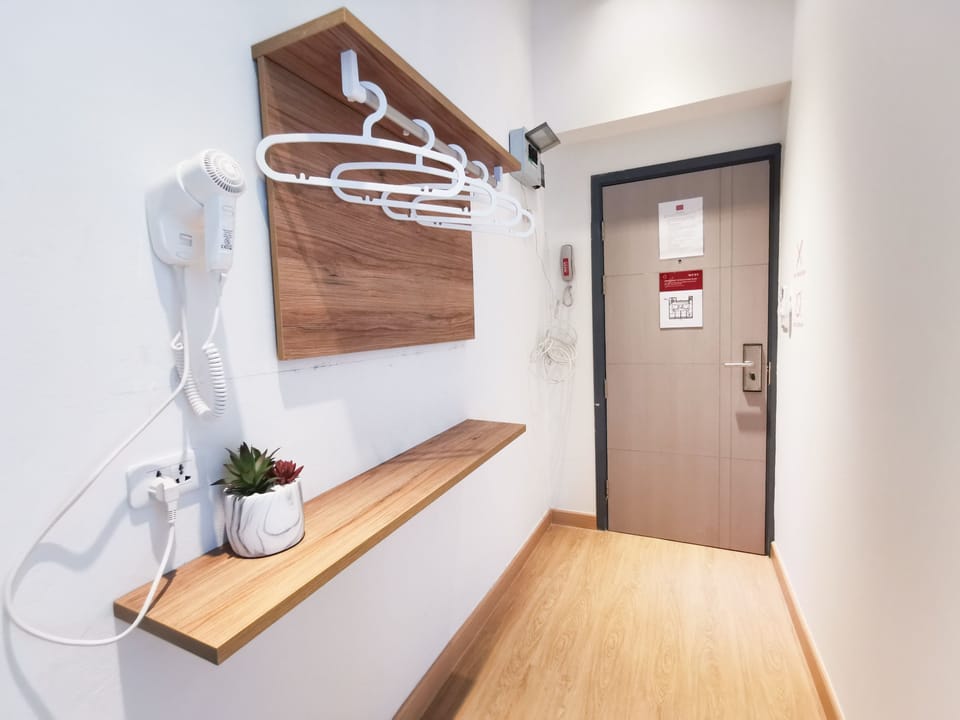 Single Room with Bathroom | Iron/ironing board, free WiFi, bed sheets