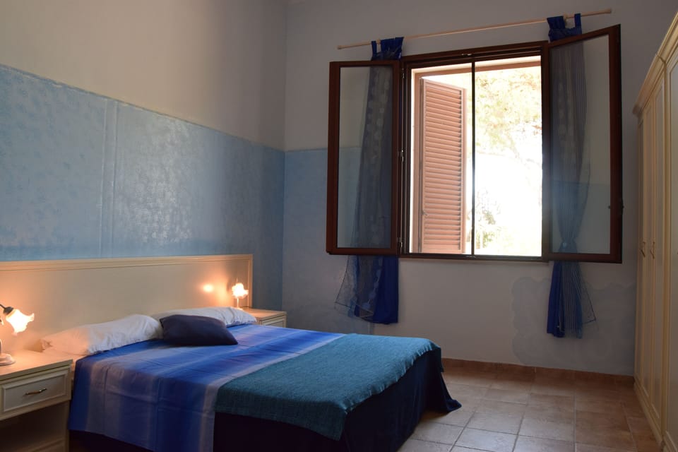 Quadruple Room | Desk, laptop workspace, cribs/infant beds, rollaway beds