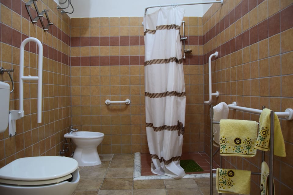 Quadruple Room | Bathroom | Shower, free toiletries, hair dryer, bidet