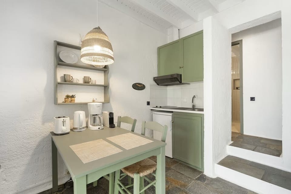 Fridge, stovetop, coffee/tea maker, electric kettle