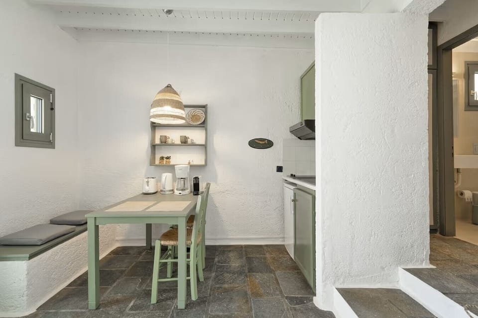 Fridge, stovetop, coffee/tea maker, electric kettle