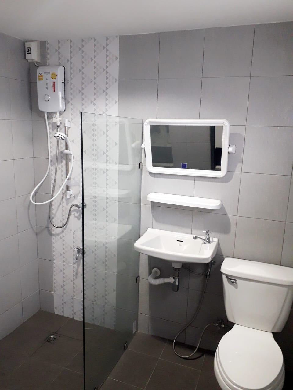 Standard Triple Room | Bathroom | Shower, free toiletries, hair dryer, towels