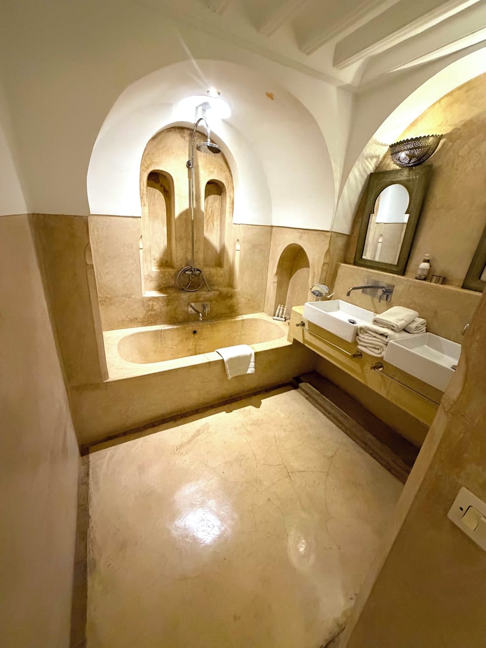 Classic Double or Twin Room (Safia) | Bathroom | Free toiletries, hair dryer, bathrobes, towels