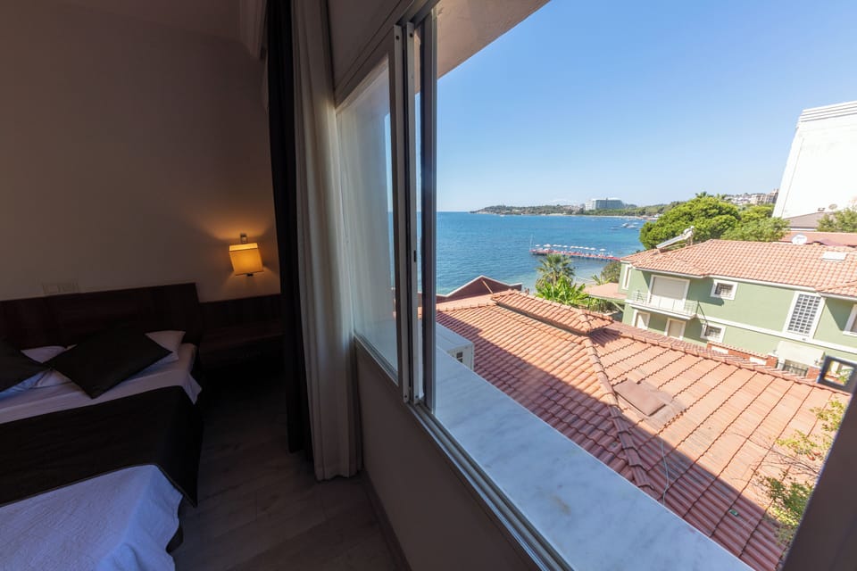 Triple Room with Sea View and no Balcony | Minibar, soundproofing, free WiFi, bed sheets