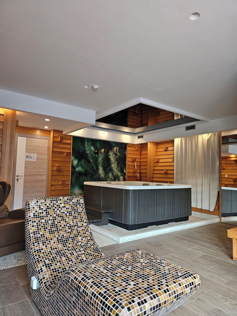 Indoor spa tub