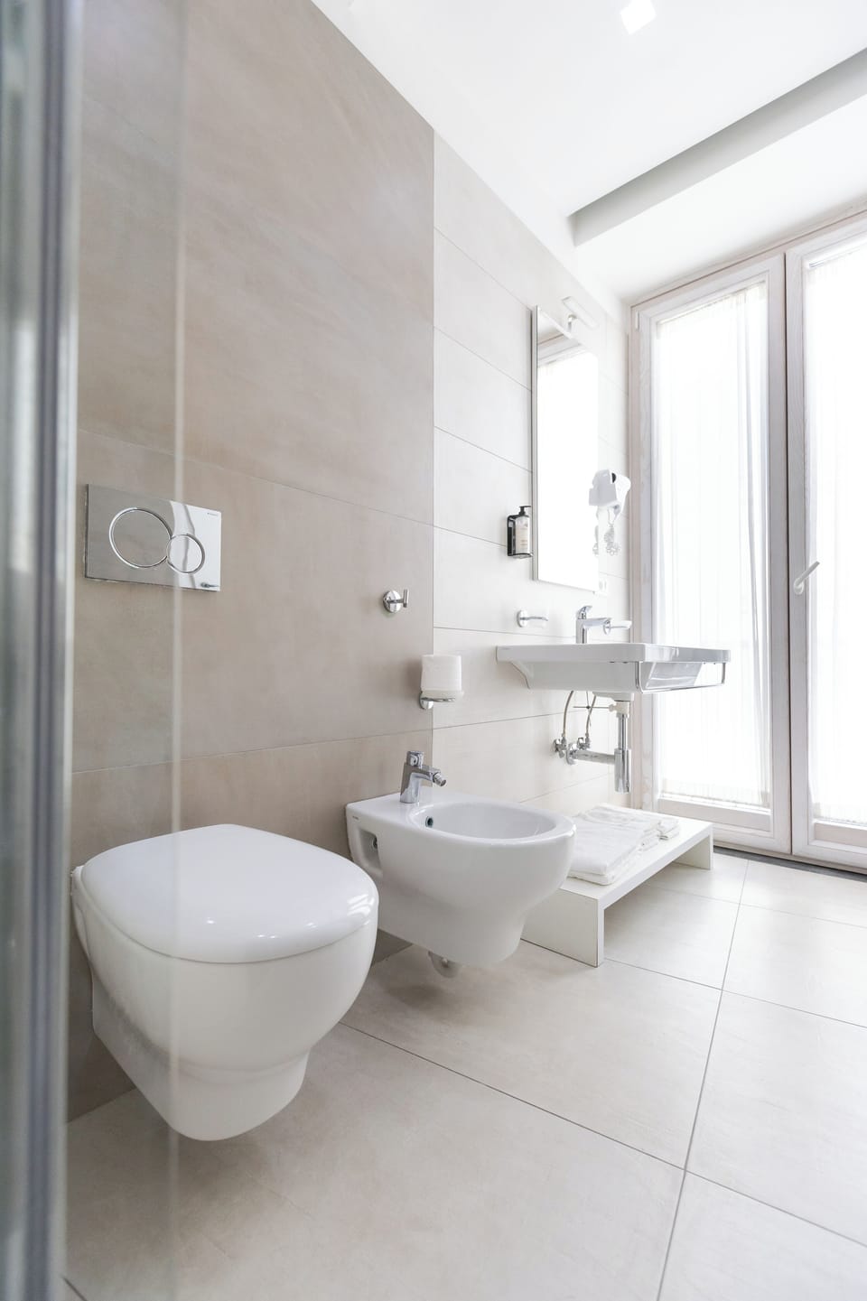 Deluxe Double Room | Bathroom | Shower, free toiletries, hair dryer, towels