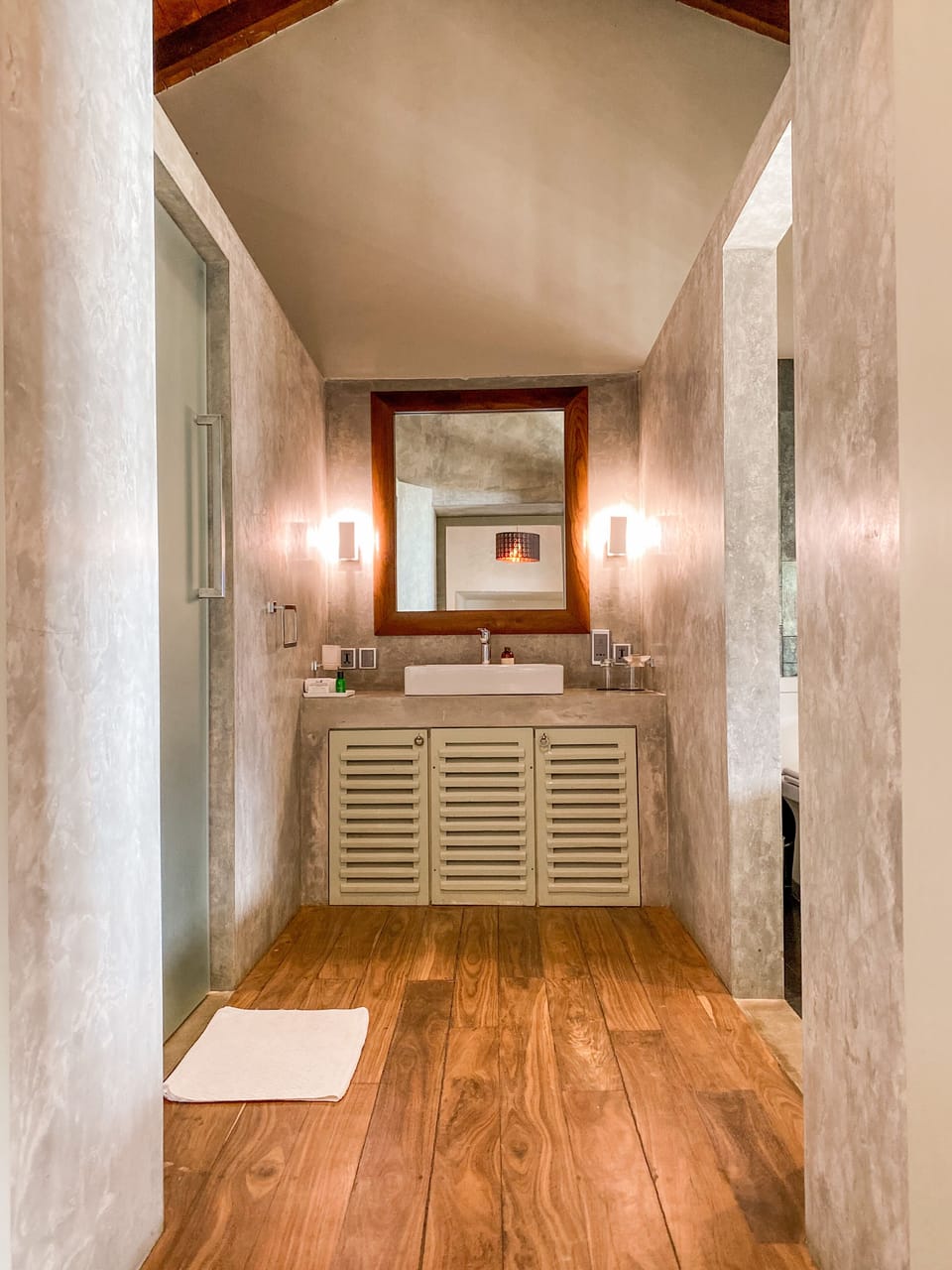 Superior Double Room, Partial Ocean View, Oceanfront | Bathroom | Shower, rainfall showerhead, free toiletries, hair dryer