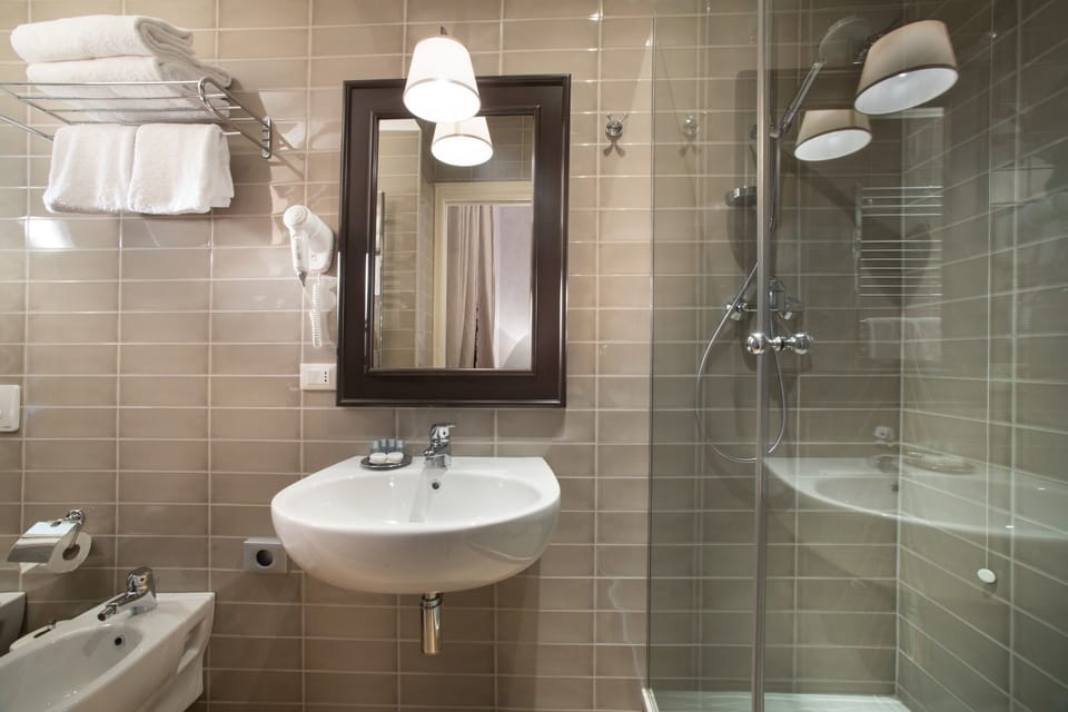 Double Room | Bathroom | Shower, free toiletries, hair dryer, bidet