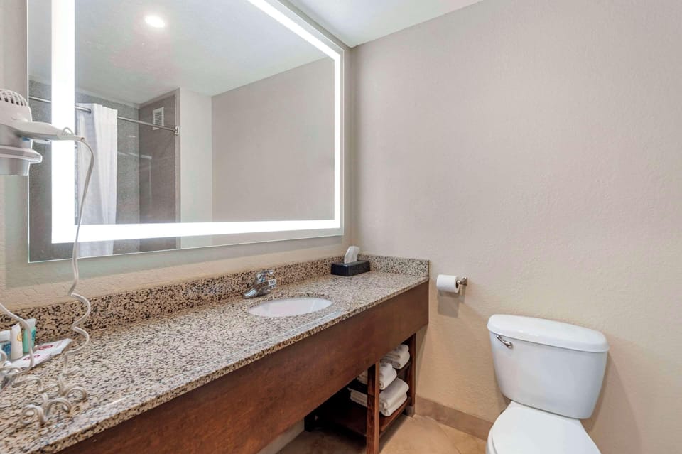 Desk, iron/ironing board, rollaway beds, free WiFi