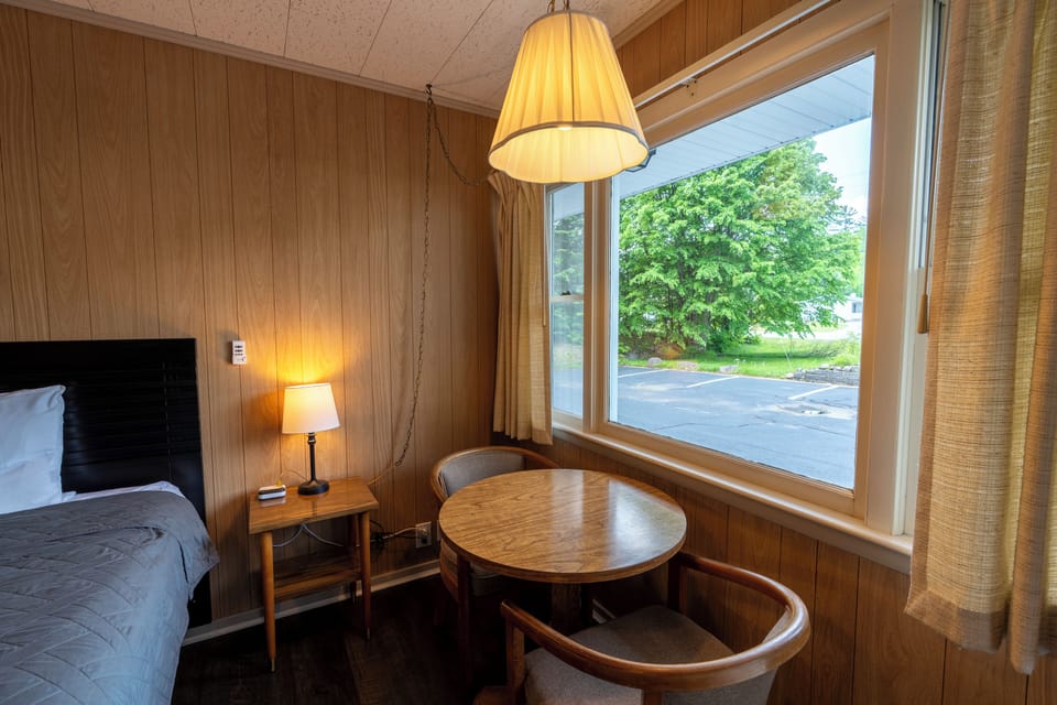 Standard Room, 1 King Bed | Desk, iron/ironing board, free WiFi, bed sheets