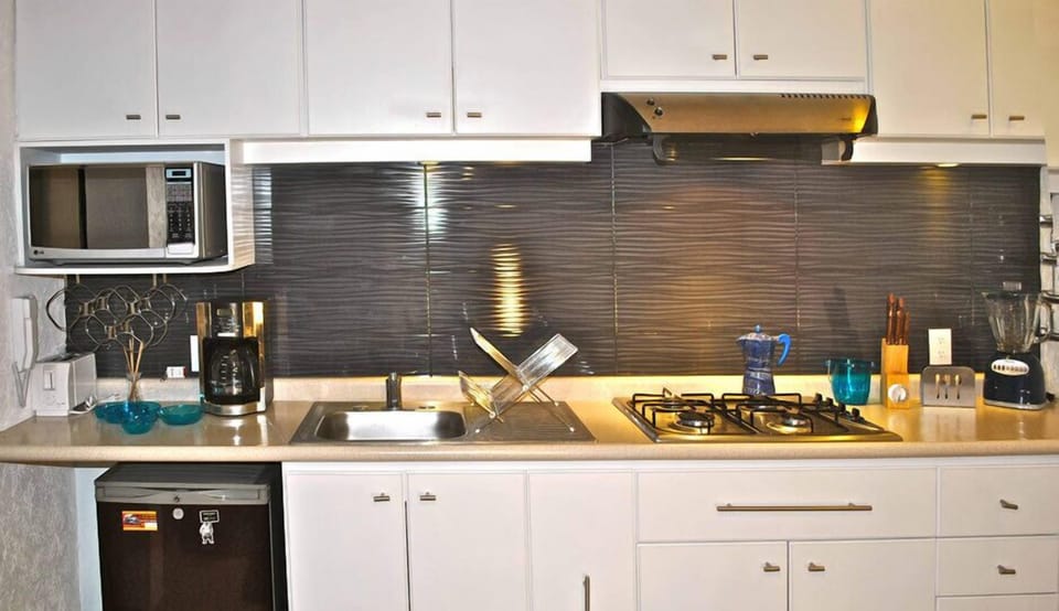 Business Suite | Private kitchen | Fridge, microwave, stovetop, coffee/tea maker