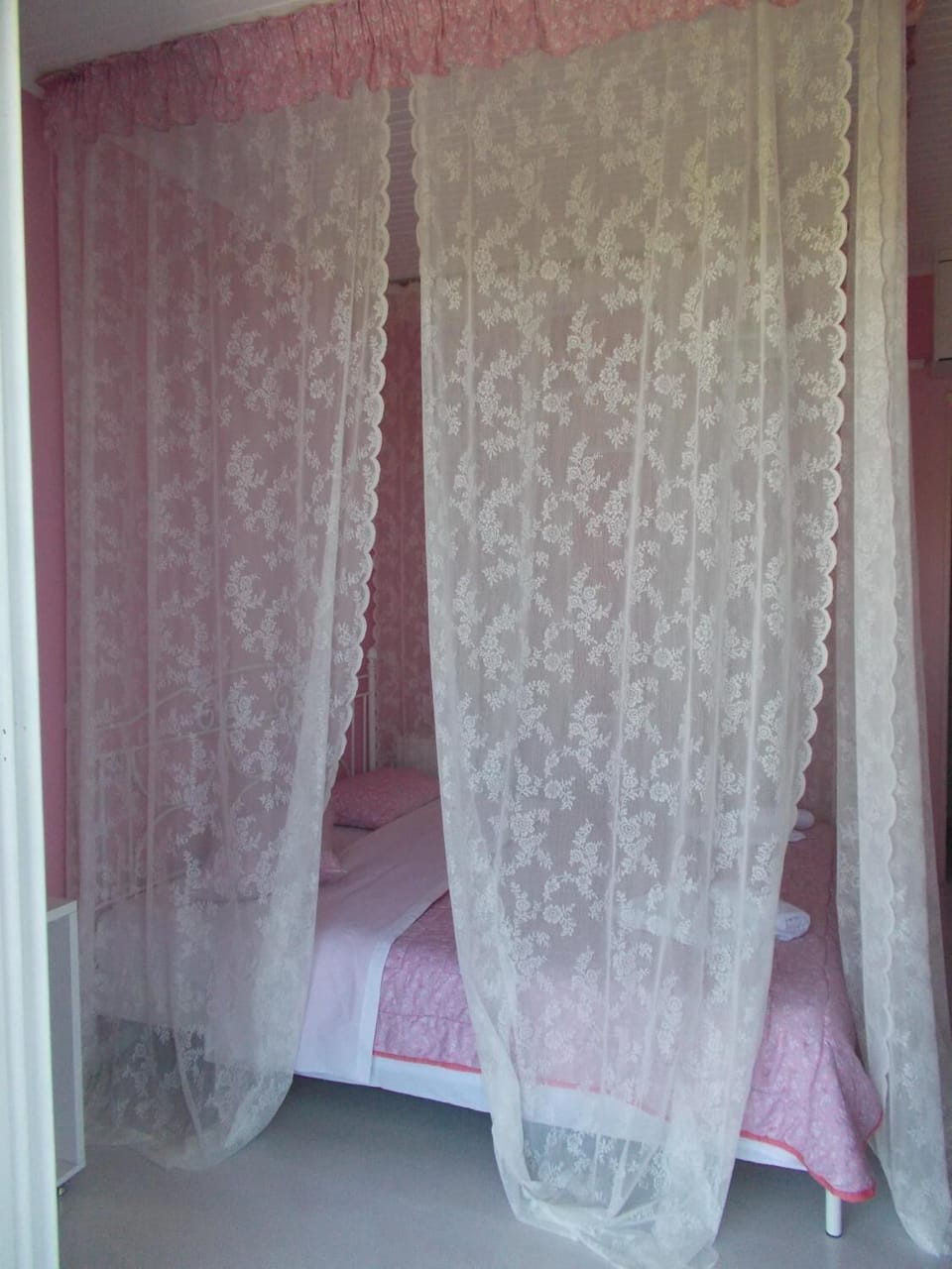4 bedrooms, iron/ironing board, free WiFi