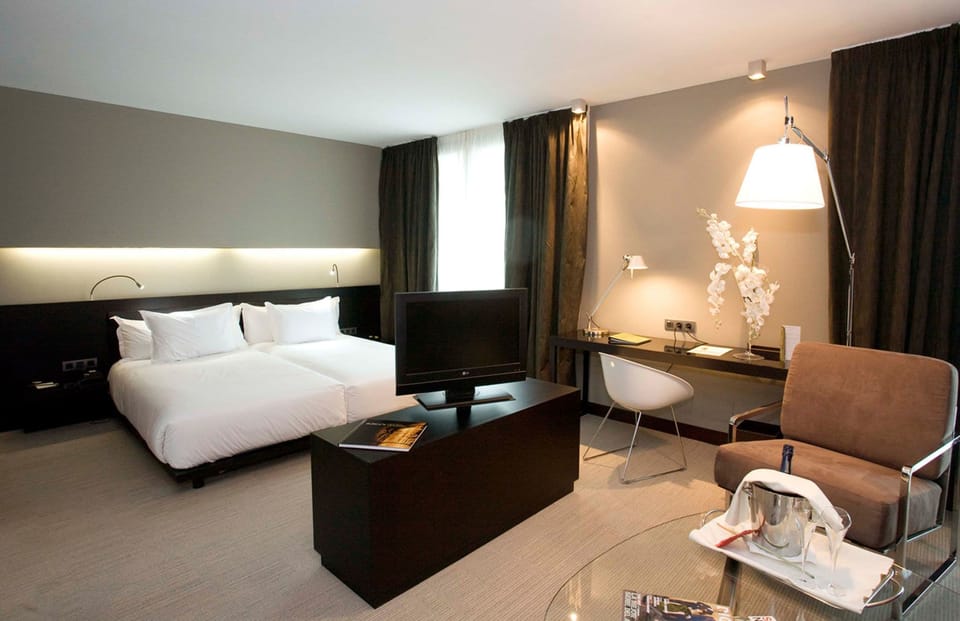 Premier Room | Minibar, in-room safe, desk, blackout drapes