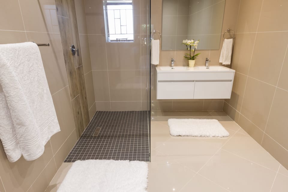 Peace Rooms  | Bathroom | Shower, towels
