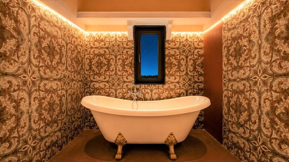 Suite (Heritage) | Bathroom | Shower, rainfall showerhead, free toiletries, towels