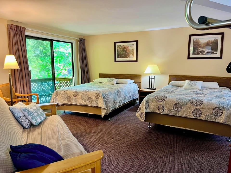 Deluxe Studio Suite, 2 Queen Beds, Kitchenette, River View | Blackout drapes, iron/ironing board, free WiFi, bed sheets