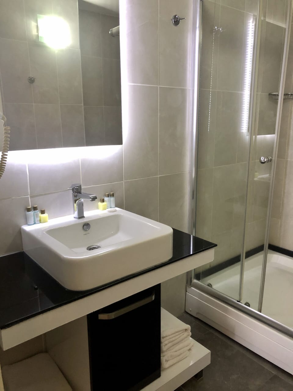 Superior Triple Room | Bathroom sink