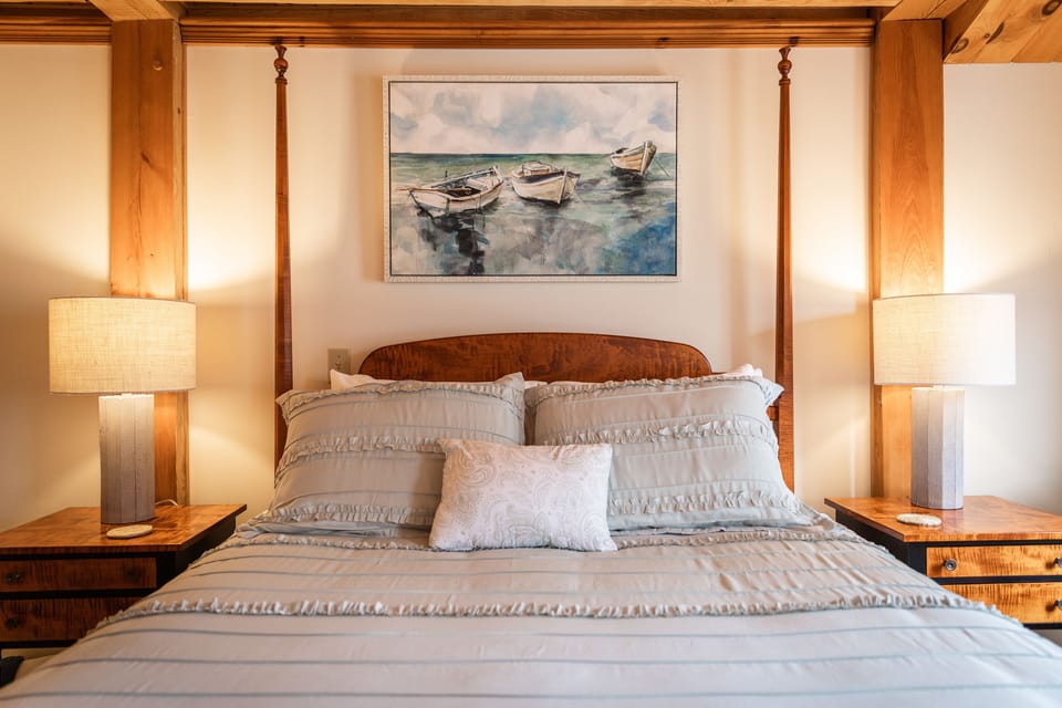 Room, 1 Queen Bed, Bay View (Helmsman’s Quarters) | Individually decorated, individually furnished, iron/ironing board