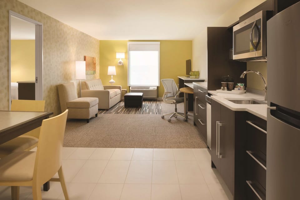 Suite 1 Bedroom 2 Queen Beds Non Smoking | Blackout drapes, free WiFi, bed sheets