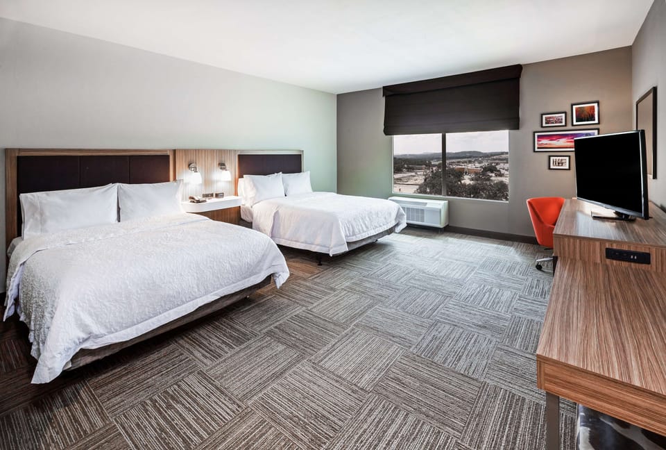 Premium bedding, in-room safe, desk, cribs (free)