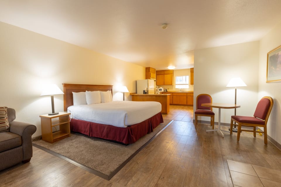 Suite, 1 King Bed, Kitchen | Premium bedding, desk, iron/ironing board, free WiFi