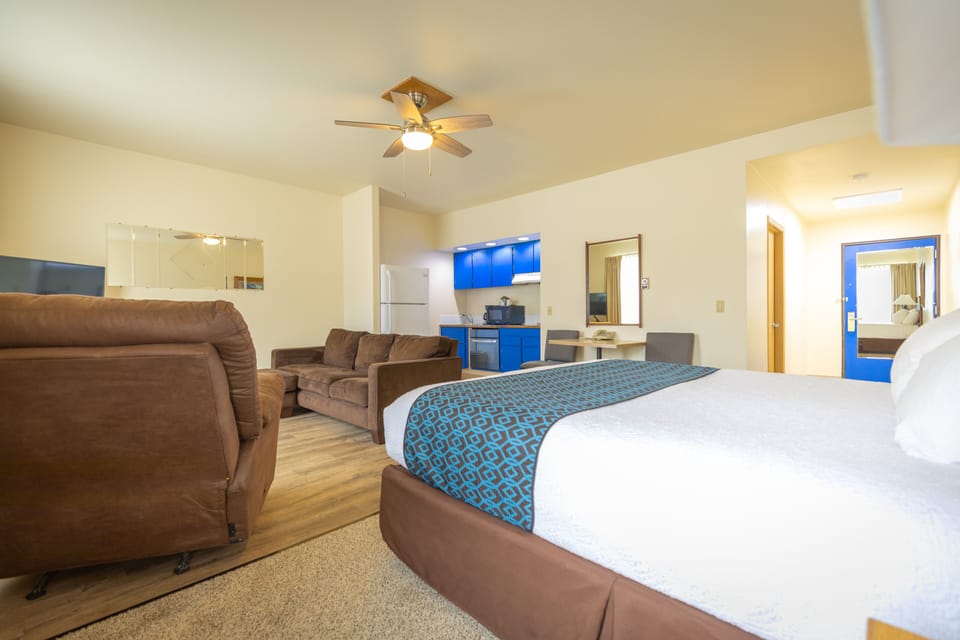 Premium bedding, desk, iron/ironing board, free WiFi