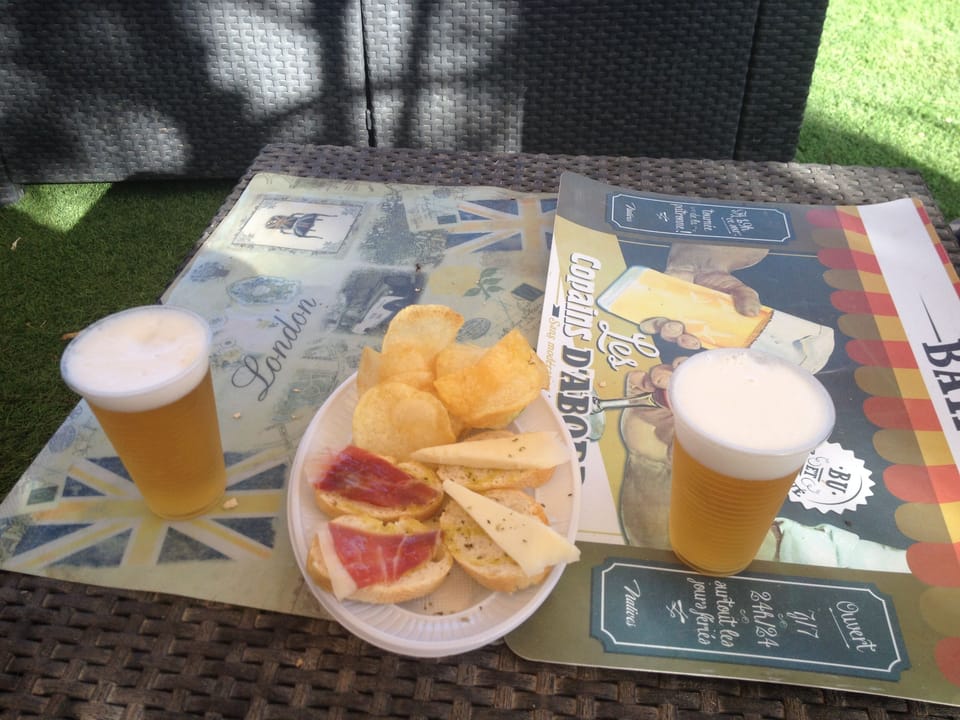 Tapas for 2 and only 3 euros on the edge of the local Carabassi beach 
