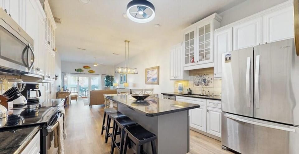 Full kitchen image 2
