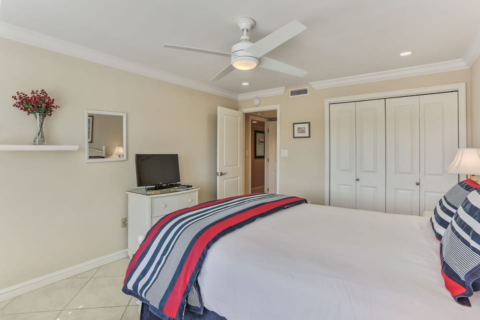 Door to hallway closes to become 2nd master suite with its own bathroom