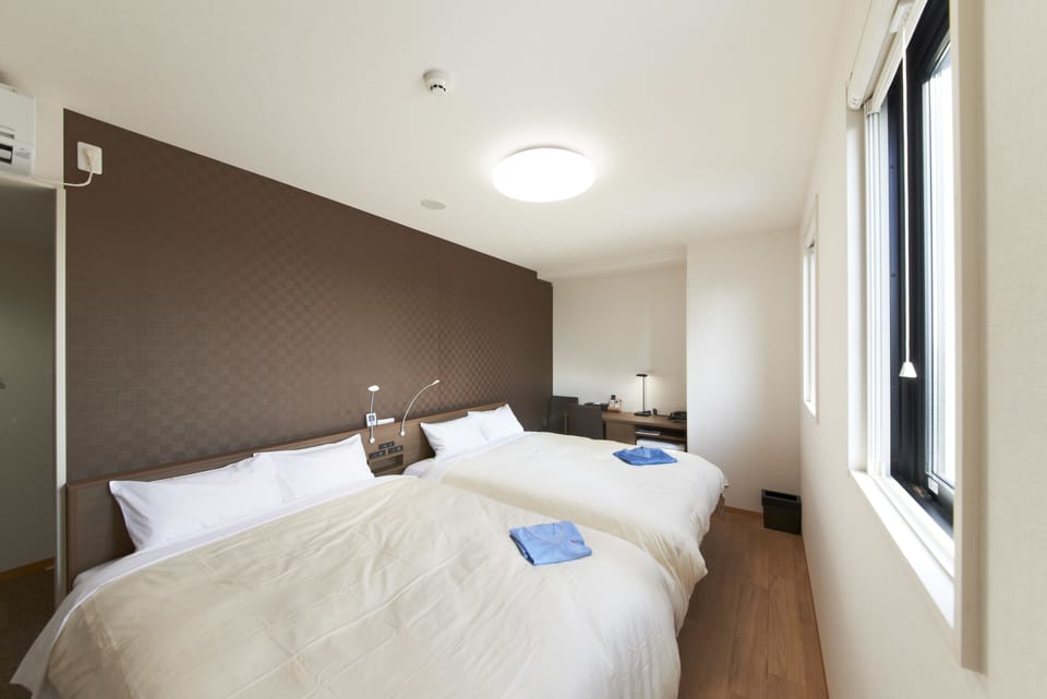 Twin Room | Premium bedding, down comforters, in-room safe, desk