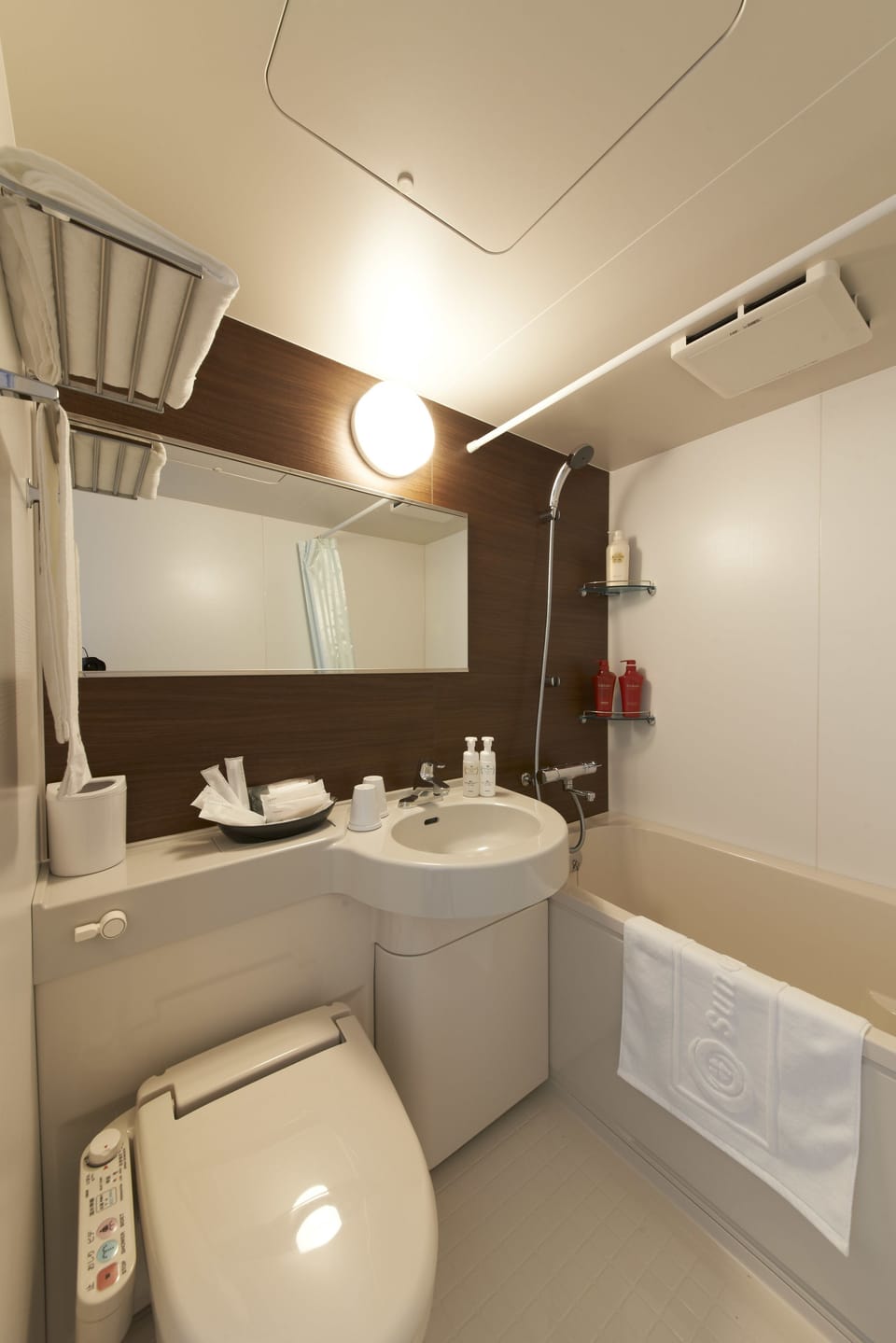 Combined shower/tub, deep soaking tub, free toiletries, hair dryer
